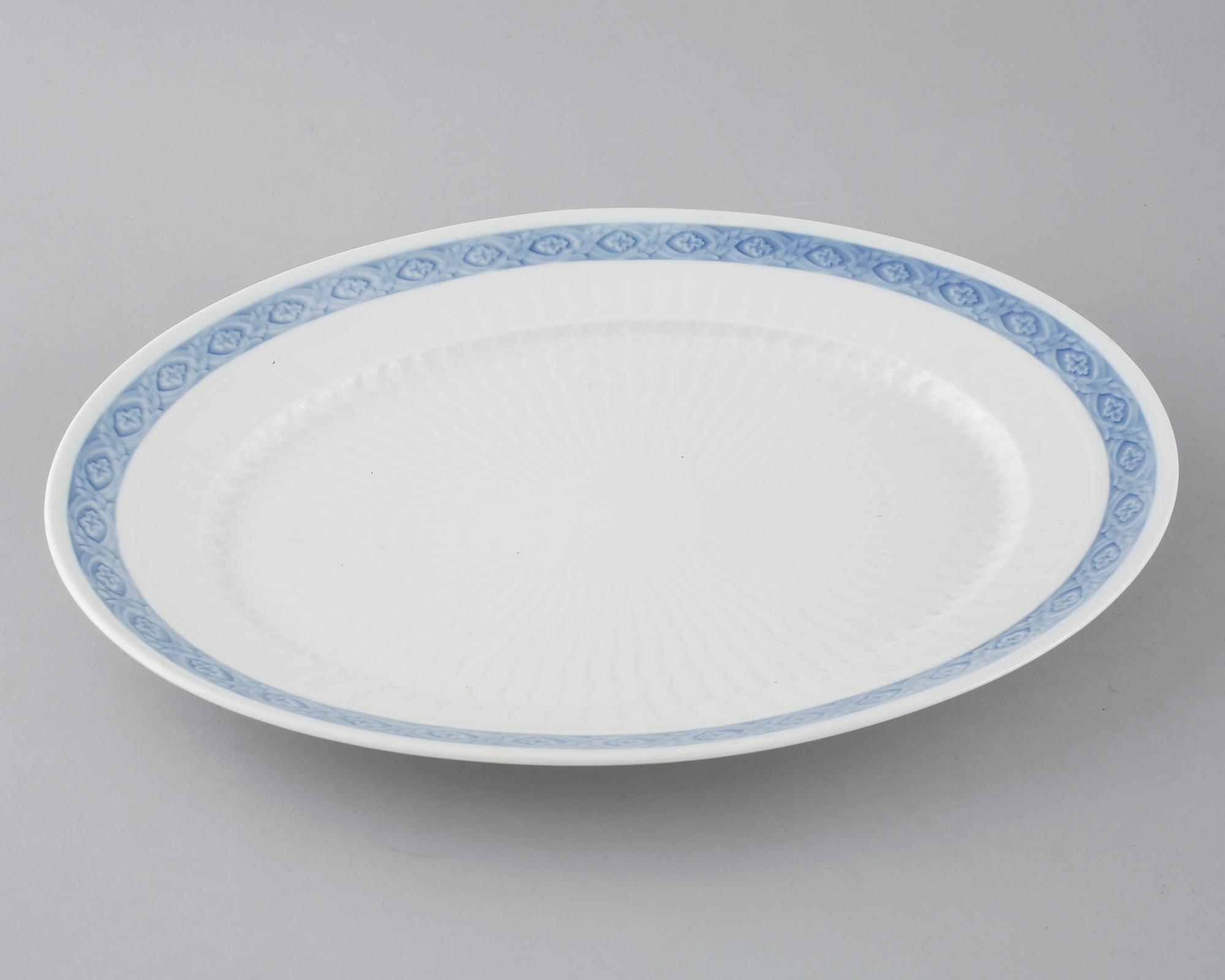 73 porcelian serving pieces, "Blå Vifte", Royal Copenhagen, from the second half of the 20th century.