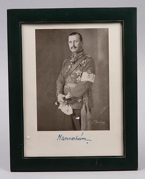 FOTOGRAFISKT TRYCK MED TRYCKT AUTOGRAF, 1900-talets mitt.