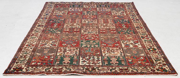 Carpet, Bakhtiari, 300 x 160 cm.