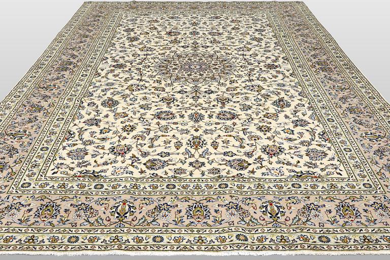 Matta, Keshan, ca 355 x 243 cm.