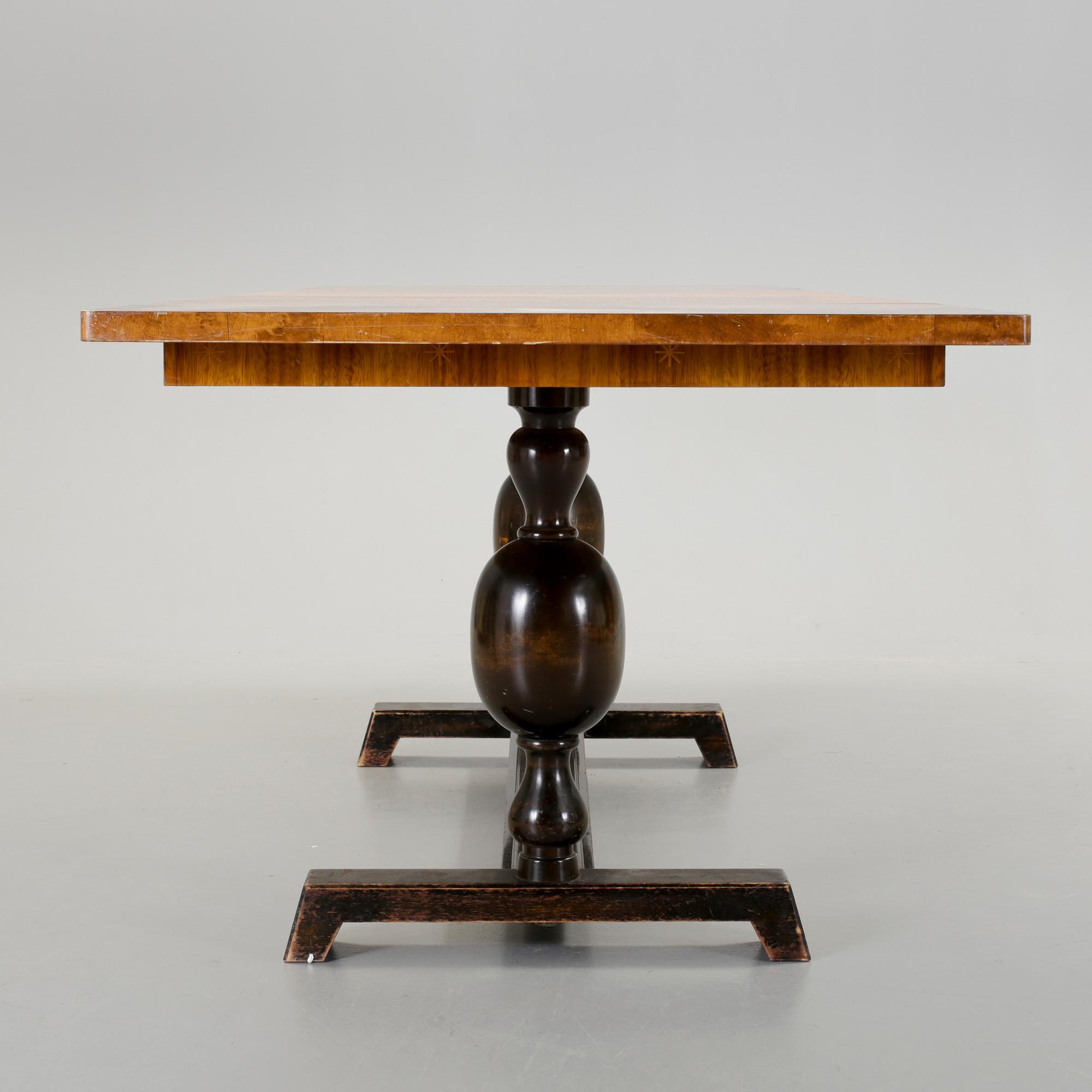 BORD, med två utdragbara klaffar, art deco. 1920/30-tal.