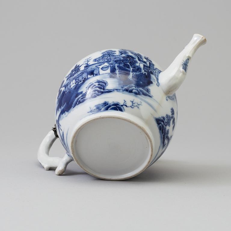 A blue and white export porcelain teapot with cover, Qing dynasty, Qianlong (1736-95).