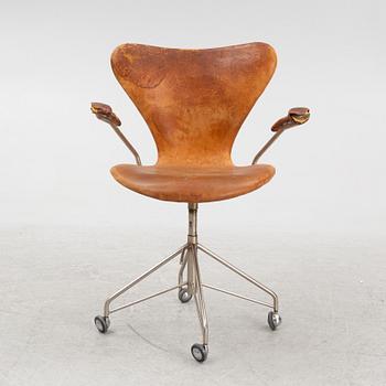 Arne Jacobsen, "Series 7" desk chair, Fritz Hansen Denmark.