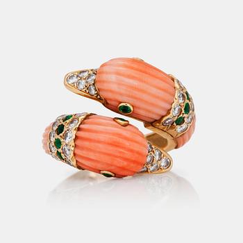 1065. RING, Van Cleef & Arpels, med briljantslipade diamanter totalt ca 0.96 ct, smaragder samt snidad korall.