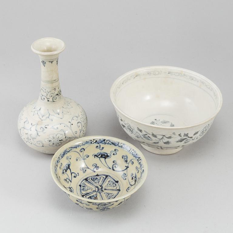 A set of two blue and white bowls and a vase, Thailand, 18th Century.