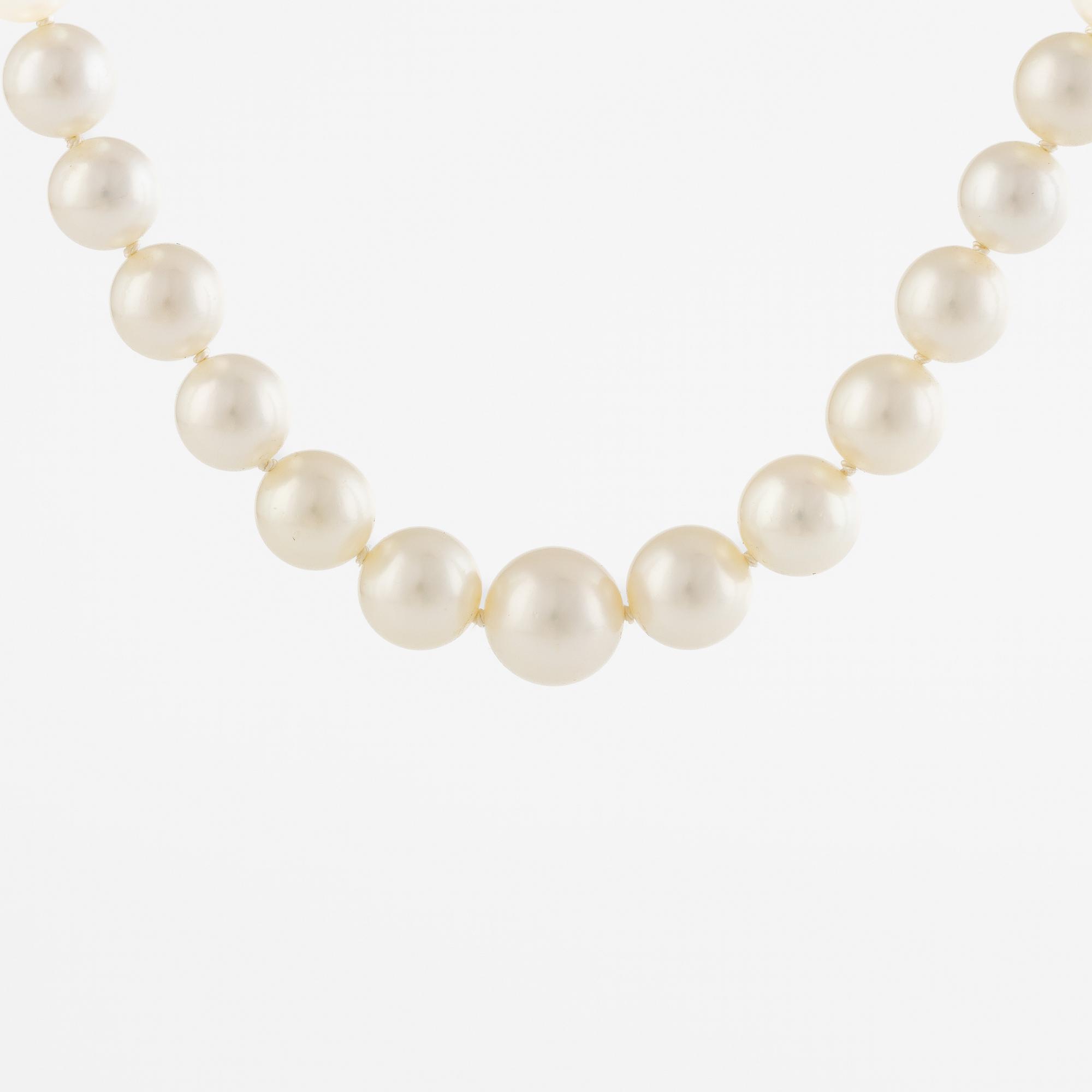 Pearl necklace, graduated cultured pearls with clasp in 18K gold.