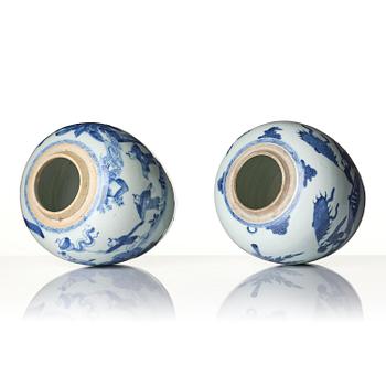 Urnor, två stycken snarlika, porslin. Qingdynastin, Kangxi (1662-1722).