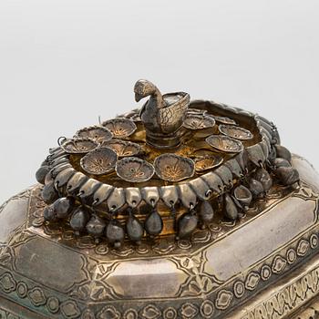 Pan-skrin på bricka, silver och förgyllt silver, mogulstil, Delhi, Indien, 1800-talets första hälft.