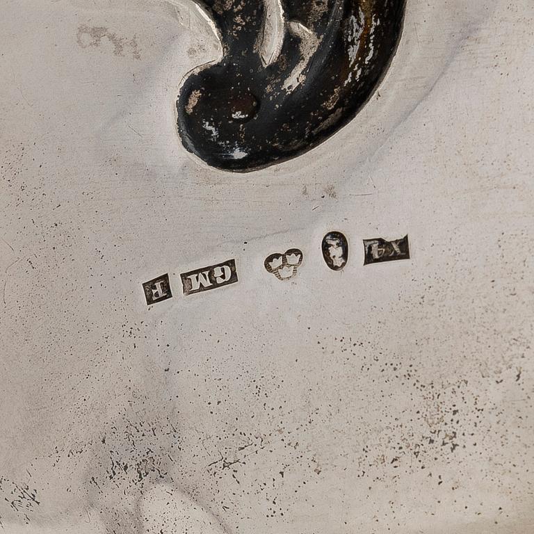 Tarjoilumalja, hopea, uusrokokoo, Gustav Möllenborg, Tukholma 1852.