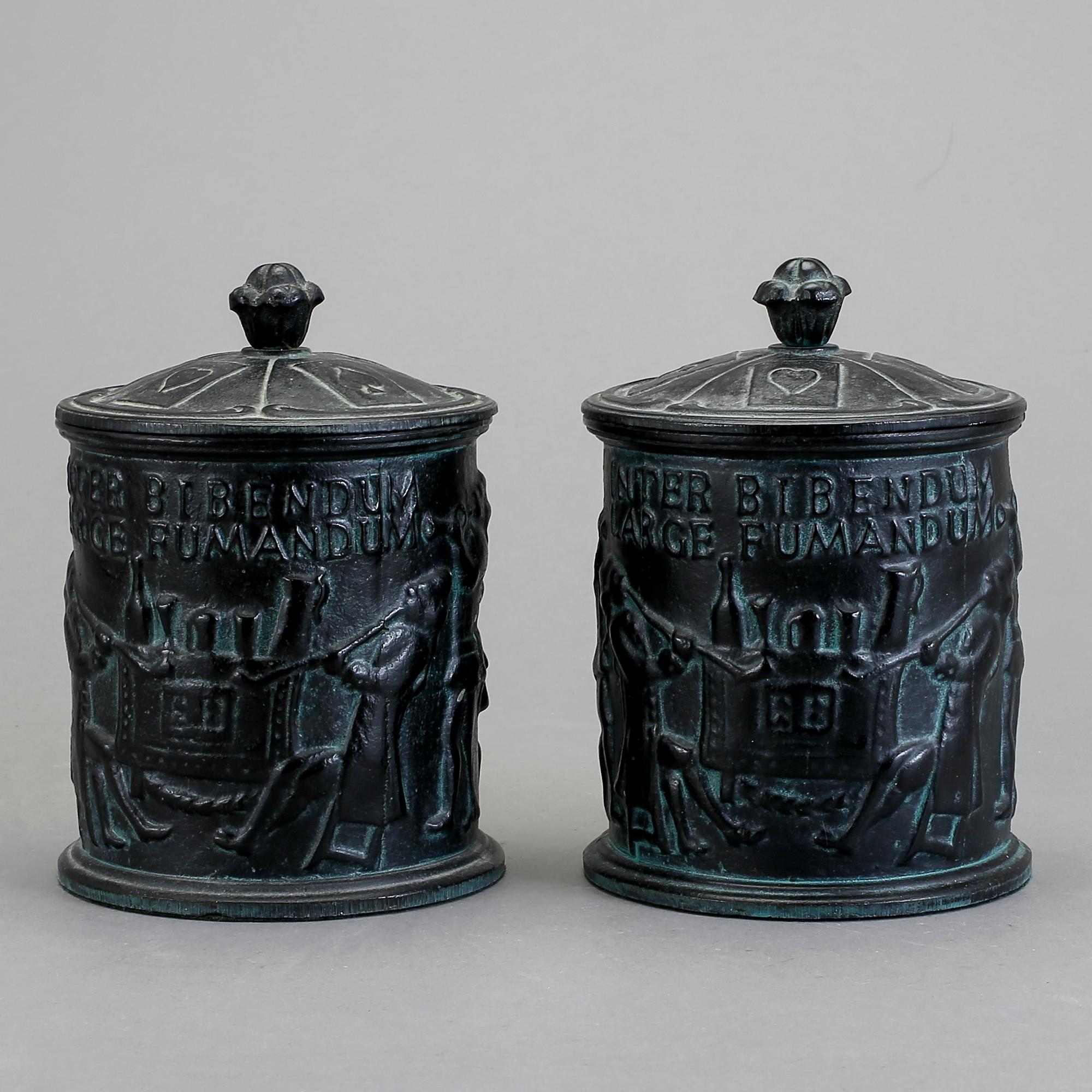 TOBAKSBURKAR, ett par, gjutjärn, 1900-talets mitt.