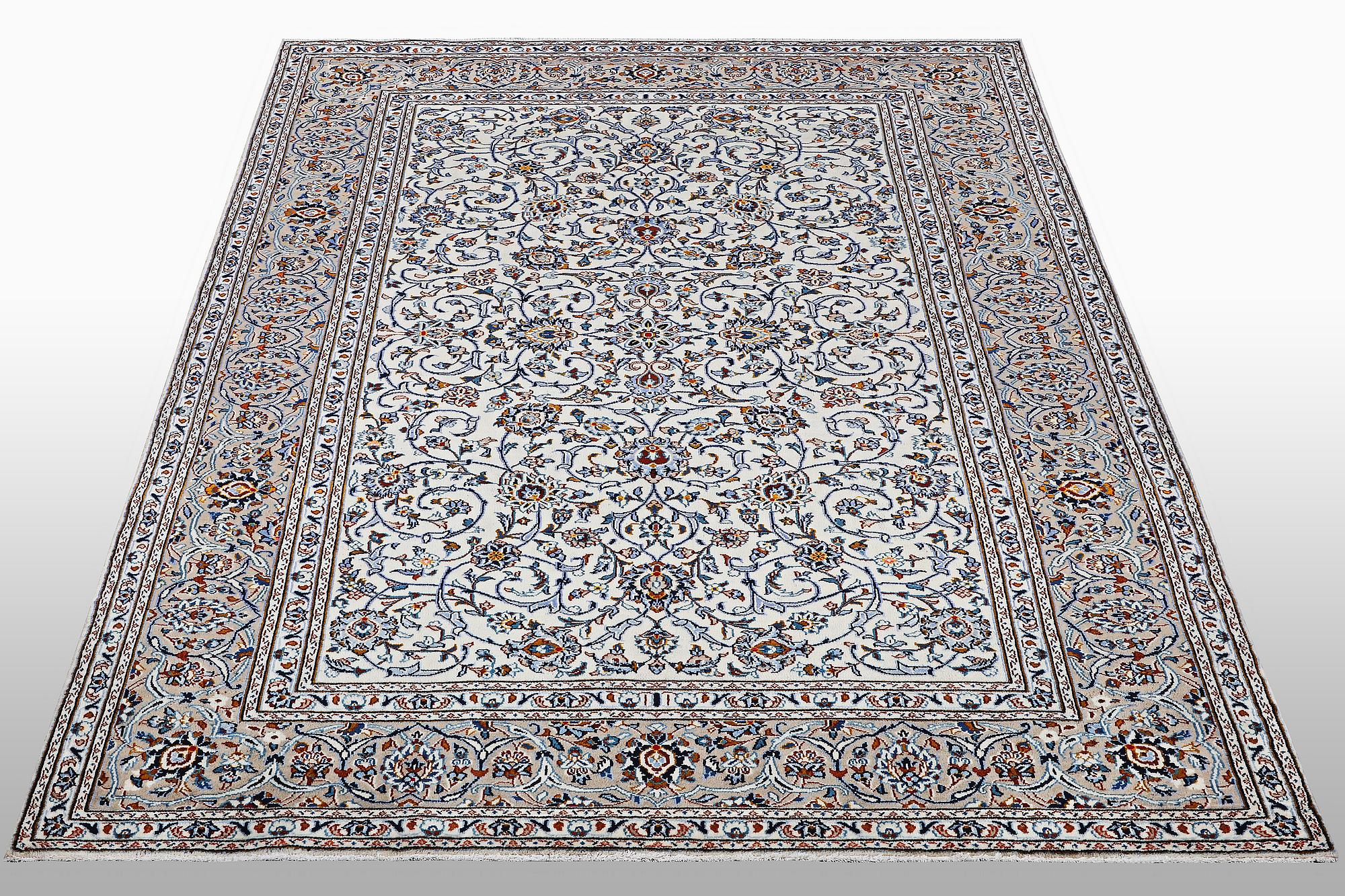 A carpet, Kashan, ca 310 x 206 cm.