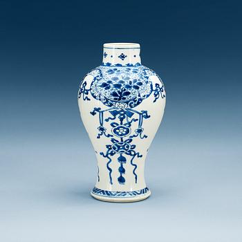 1557. VAS, porslin. Qing dynastin, Kangxi (1662-1722).