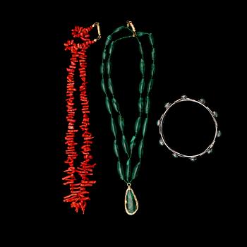COLLIER, 2 st och ARMBAND, korall, malakit, grön sten och silver.