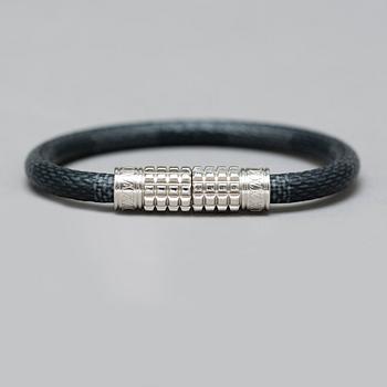 A Louis Vuitton "Digit" bracelet.