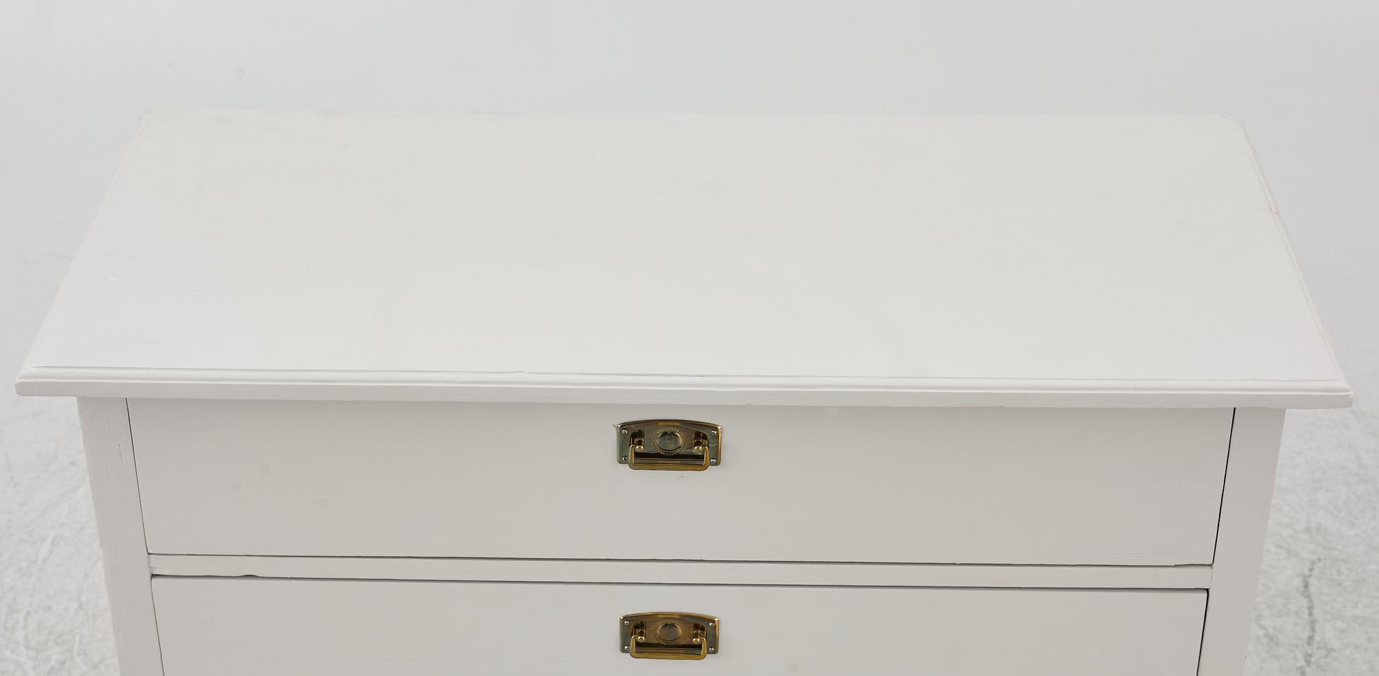 A chest of drawers, early 20th Century.