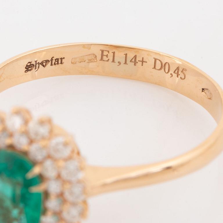 En smaragdring med diamanter.
