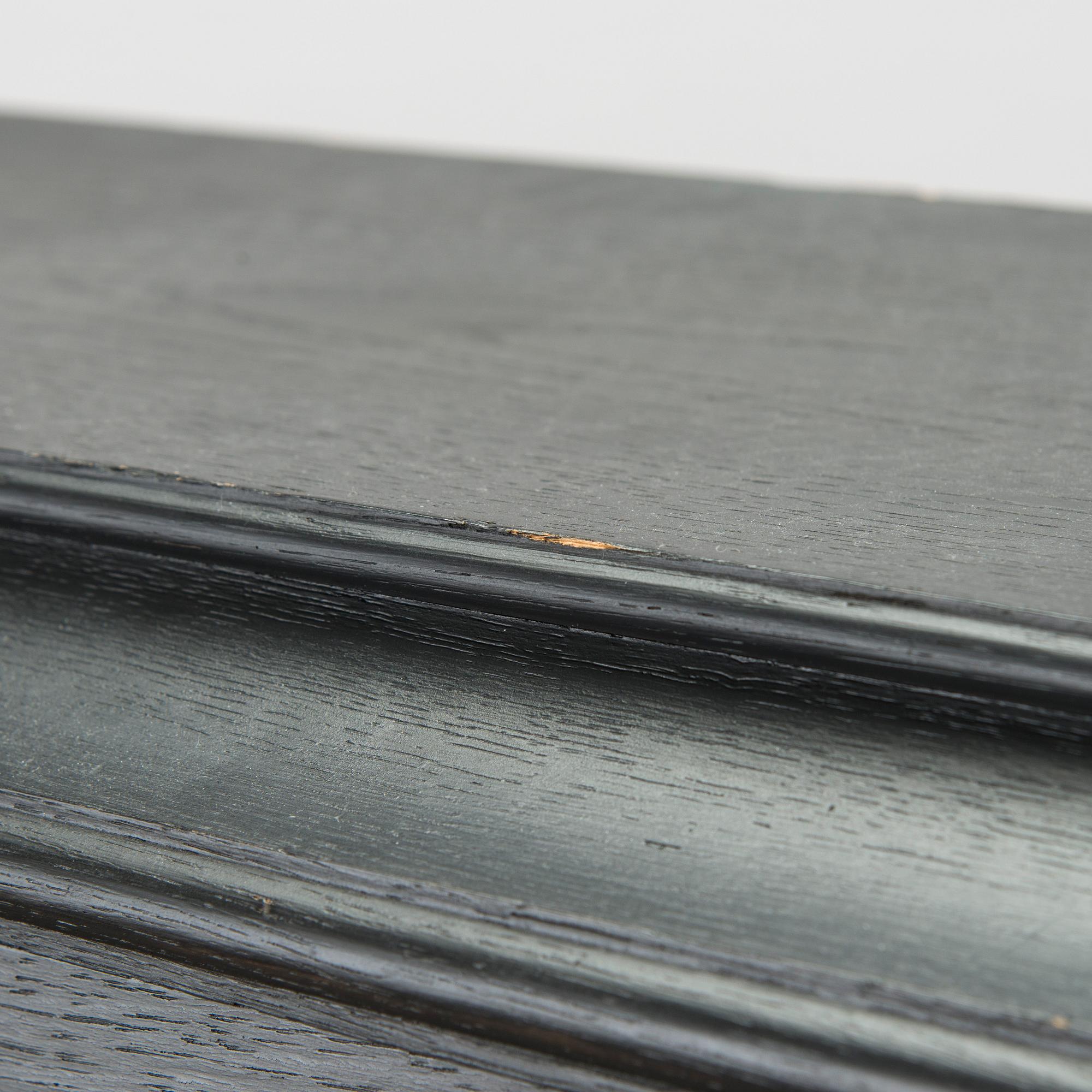 Vitrinskåp, 1900-talets första hälft.