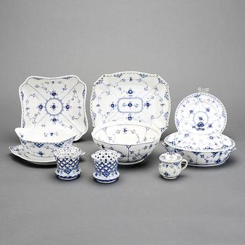 SERVISDELAR, "Musselmalet", Royal Copenhagen. 19 delar. Halvblond och helblond.