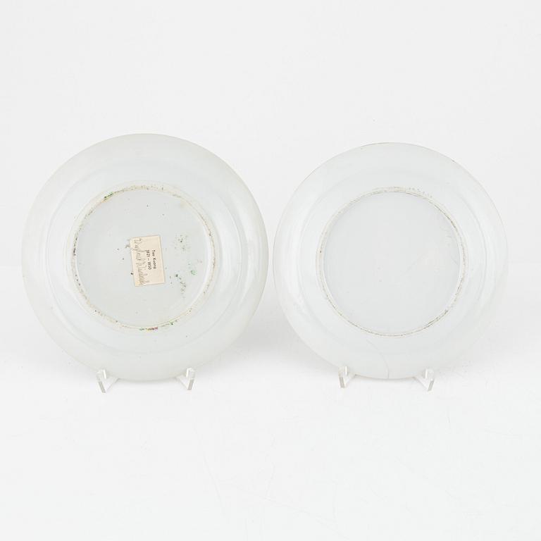 Tallrikar, 5 st, samt en vas, porslin, Kanton, Kina, 1800-talets andra hälft.