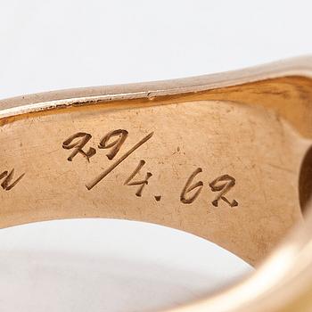 Bertel Gardberg, a 14K gold ring with a cabochon cut amethyst quartz, Westerback, Helsinki 1959.