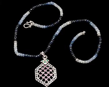 COLLIER MED HÄNGE, fasettslipade svarta och grå stenar, hänge besatt med bl.a. rubiner och smaragder.