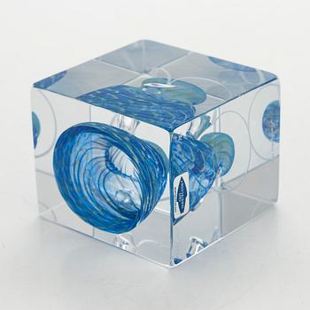 Oiva Toikka, annual glass cube 1988, signed Oiva Toikka Nuutajärvi 1988, 121/2000.