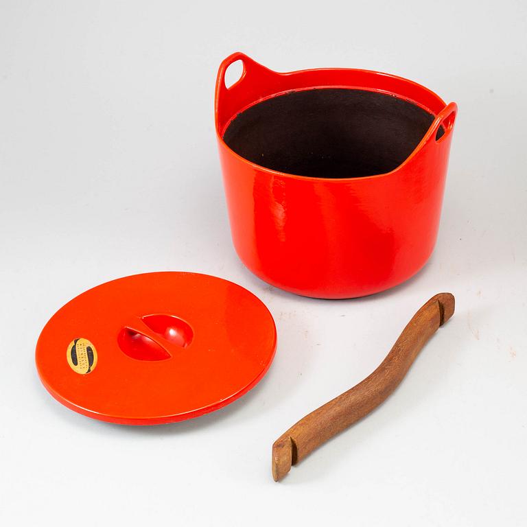 TIMO SARPANEVA, two cast iron pots, Finland, Rosenlew, 1960/70s.