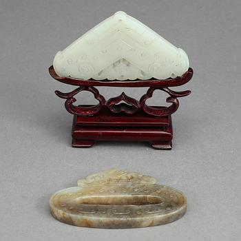 ORNAMENT/AMULETTER, 2 st, sten, Kina.