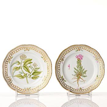 Desserttallrikar, fem stycken, porslin. Royal Copenhagen, "Flora Danica", Danmark, 1900-tal.
