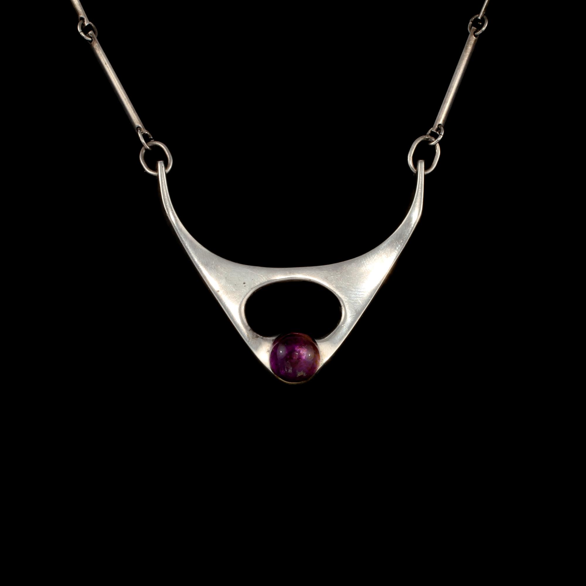 COLLIER, silver med cabochonslipad ametist, Gewe, Malmö, 1966. Vikt 23 g.