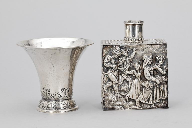 FLASKA samt POKAL, silver. Holland resp K Andersson Stockholm 1925. Vikt tot ca 295 g.