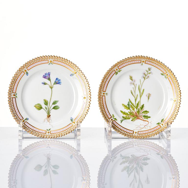 Kaffekoppar, med fat, tre stycken samt fem assietter, porslin. Royal Copenhagen, 'Flora Danica', Danmark, 1900-tal.