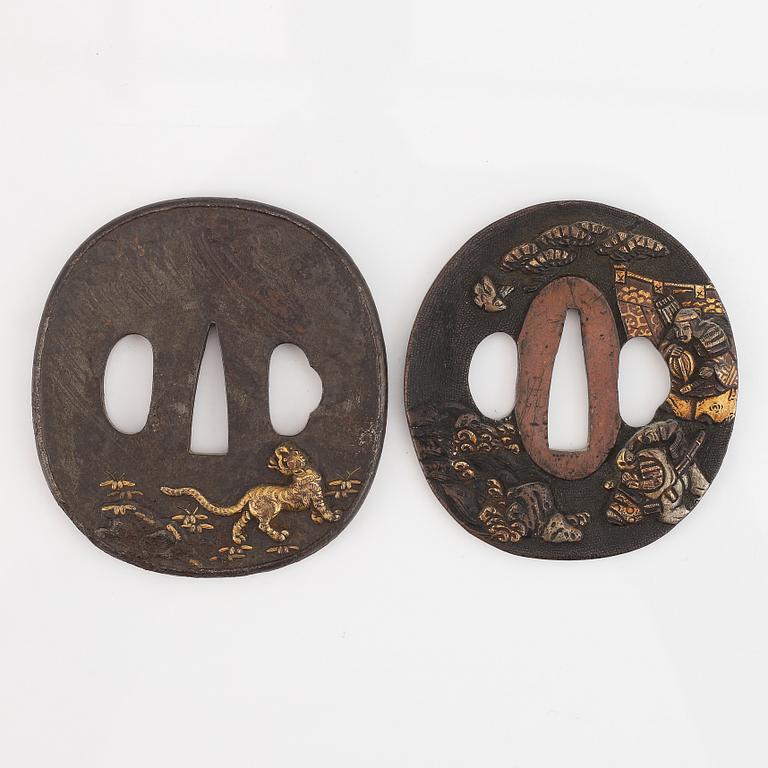 Tsuba, 5 st, 17/1800-tal, varav en signerad.