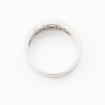 Ring 18K white gold set with round brilliant-cut diamonds.