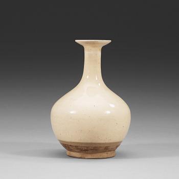 246. A white glazed vase, Song dynasty (960-1279).