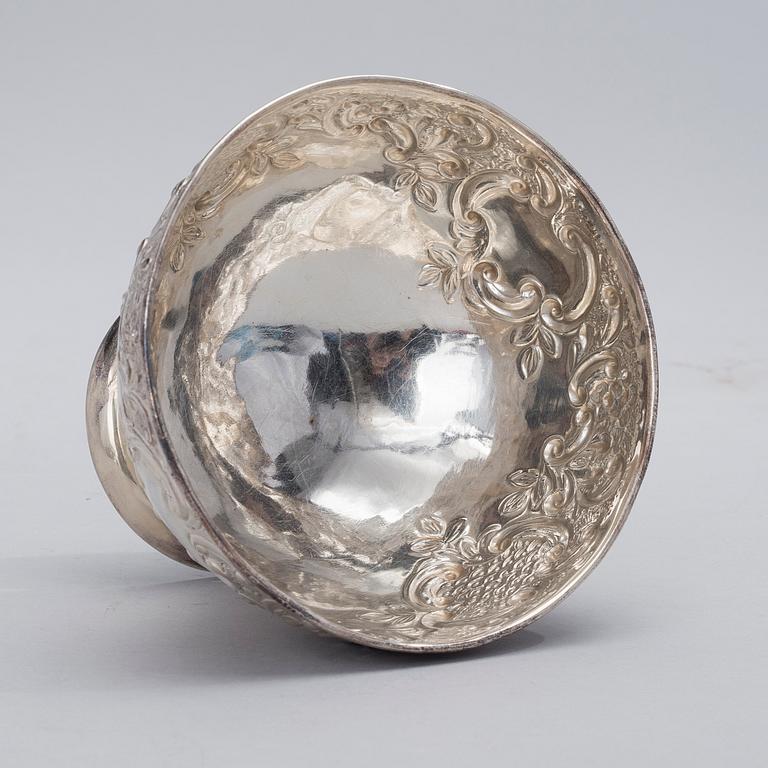 A BOWL, sterling silver, Henry Hutton Bourne, Birmingham 1901. Weight 124 g.