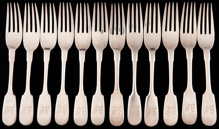 A SET OF RUSSIAN KNIVES AND FORKS, 12+12. РУССКИЙ НАБОР НОЖЕЙ И ВИЛОК, 12+12 шт.