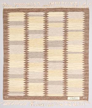 Berit Koenig · MATTA, Rölakan, "Viggen", signerad SH och BK, Berit Koenig, Svensk Hemslöjd, 1900-talets mitt, ca 162 x 149 cm.