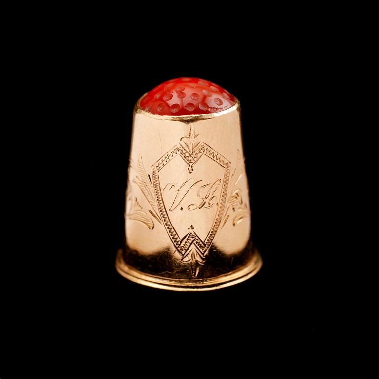 FINGERBORG, 18 k guld, med karneol, 1916. Vikt ca 3 g.