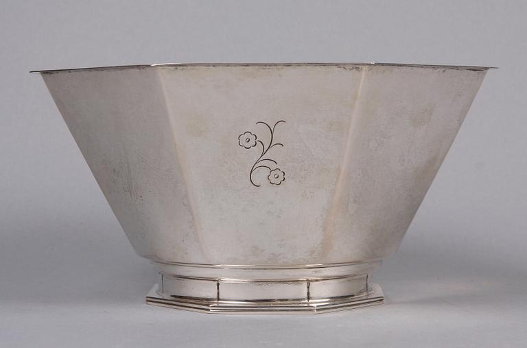 SKÅL, silver, CG Hallberg 1932. Vikt ca 400 gram.