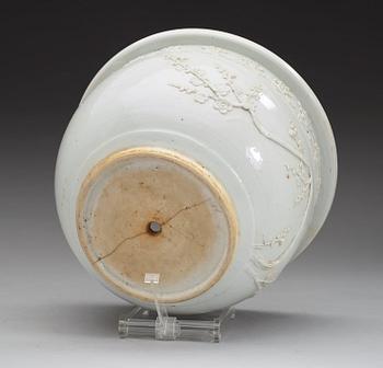 A "blanc de chine" flower pot, Qing dynasty 19th century.