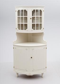 HÖRNVITRINSKÅP, gustaviansk stil, 1900-talets andra hälft.