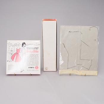 Barbie doll 'Midge' and two sets of clothes, one for Barbie and one for Ken. Mattel, 1960-tal.