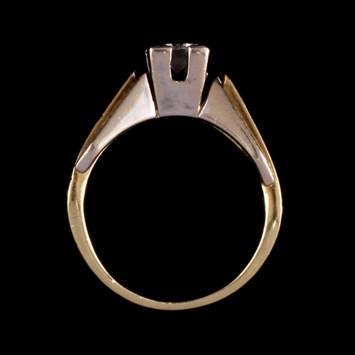 RING, 14k guld och vitguld med briljantslipad diamant ca 0.30 ct. Vikt 6 g.