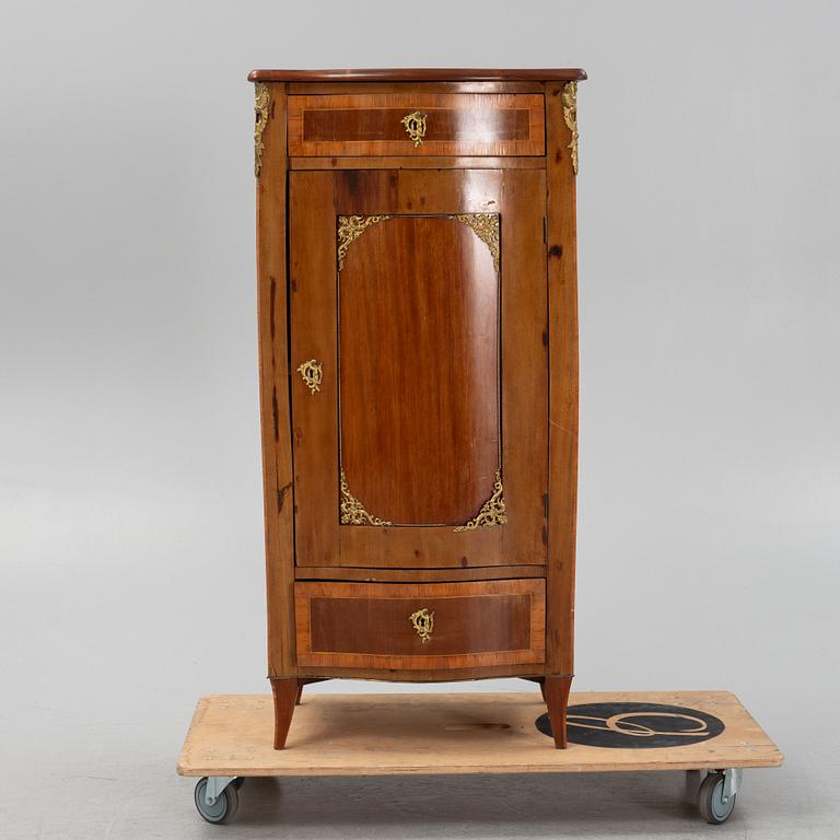 A mahogany veneered cabinet, end of the 19th Century.