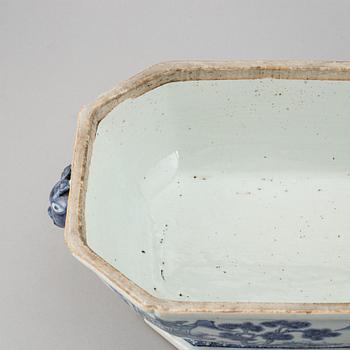 A blue and white tureen with cover, Qing dynasty, Qianlong (1736-95).