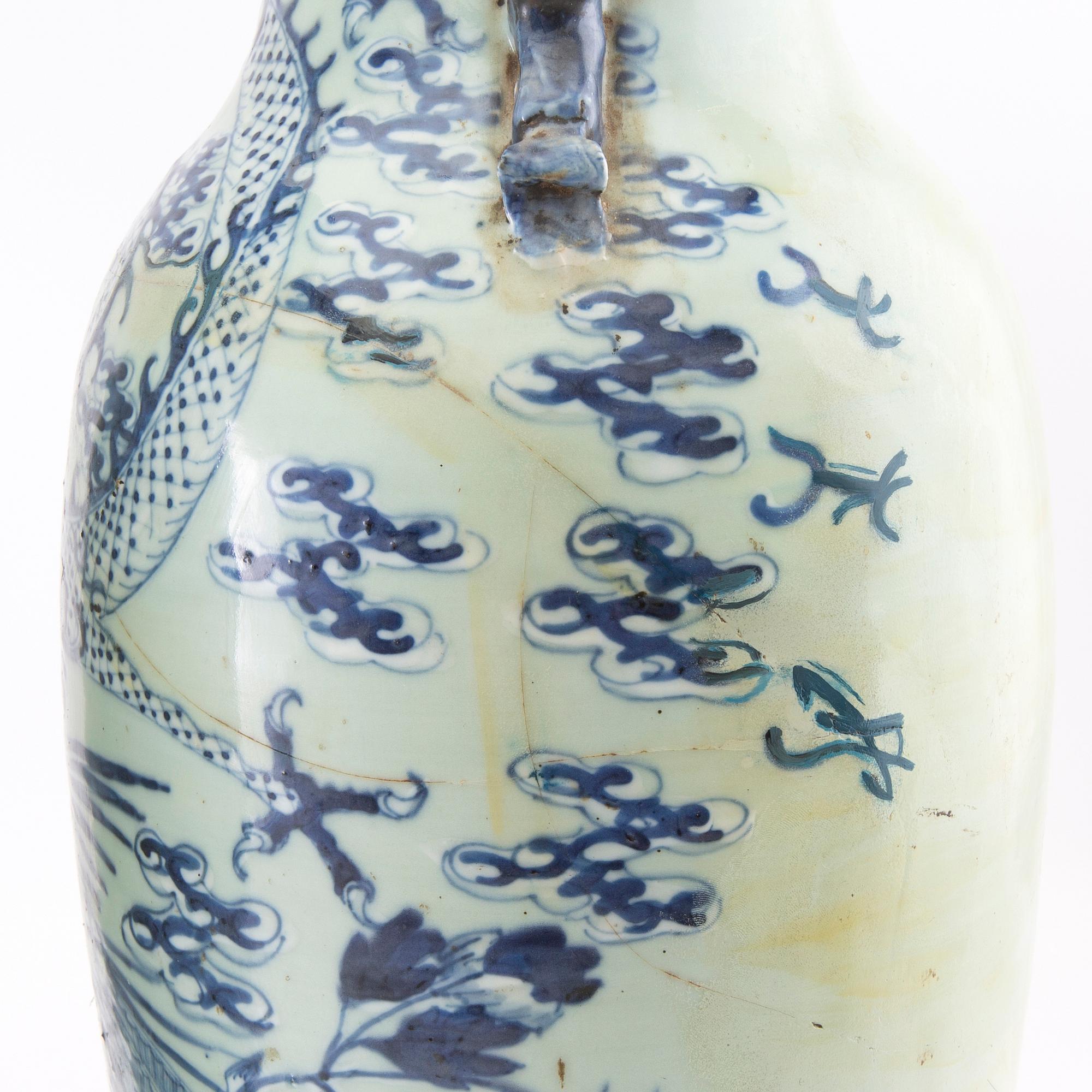 A pair of large Chinese vases, late Qing dynasty/early 20th century.