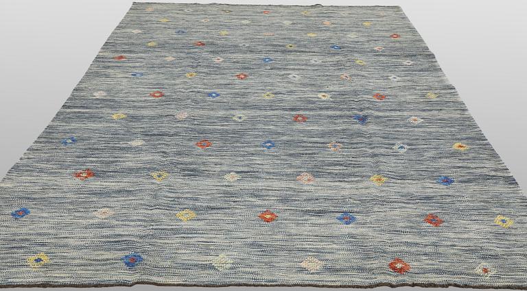 A Kelim carpet, 295 x 193 cm.