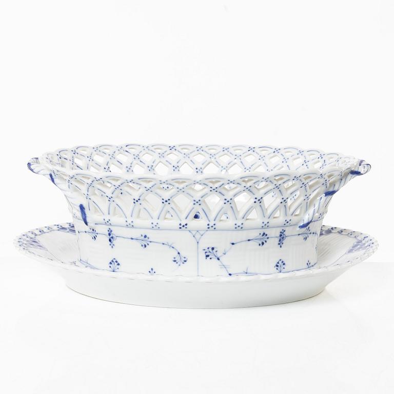 Royal Copenhagen, a 'Musselmalet' / 'Blue Fluted' porcelain bowl and a dish, Denmark 1889-1922.