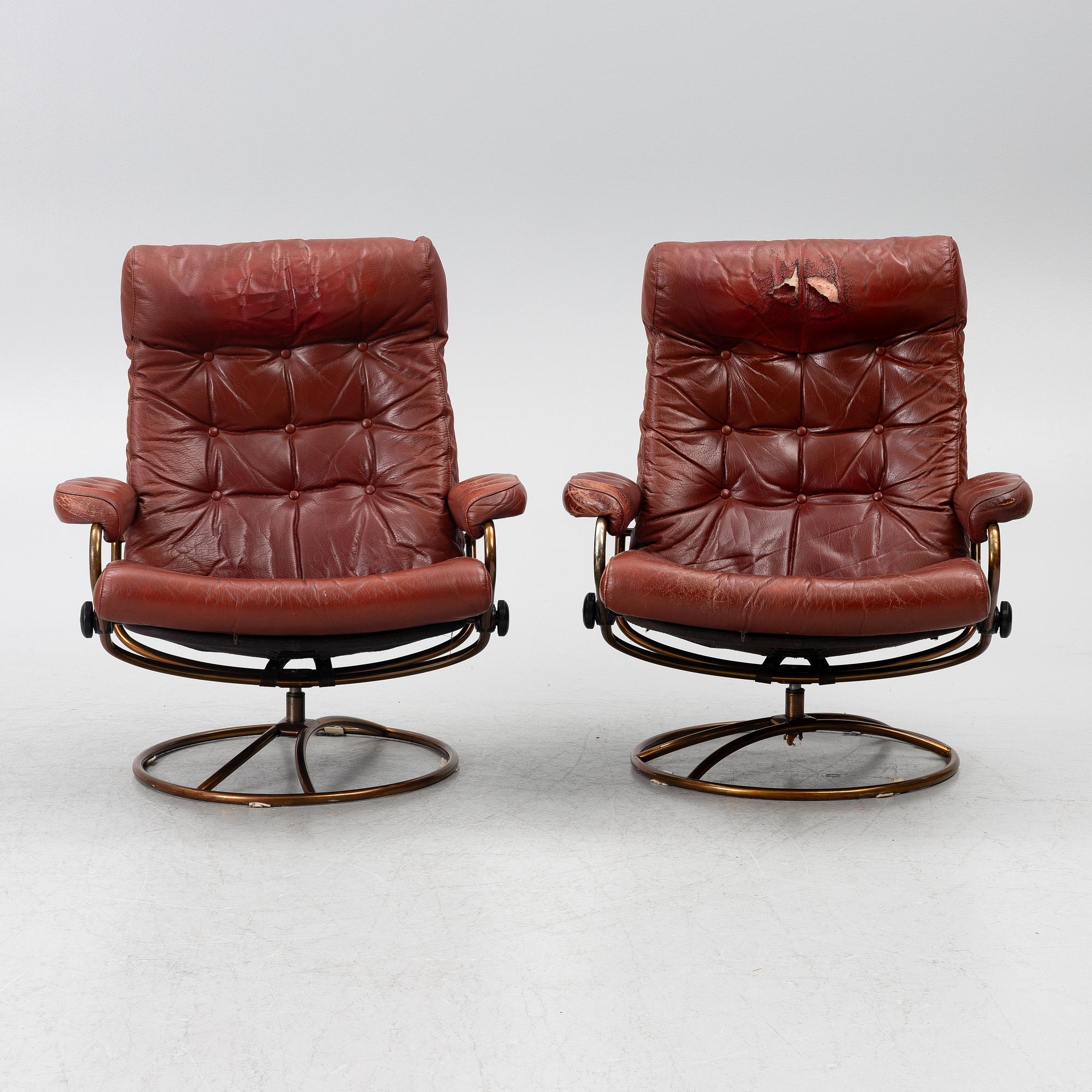 Fåtöljer, ett par, med fotpall, 1970-tal.